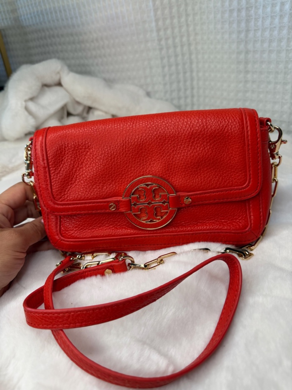 ❤️ Tory Burch Red Leather Crossbody Bag – Gold Logo Chain Strap ❤️